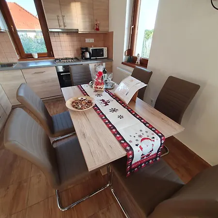 Arvalanyhaj Vendeghaz * 벌러토너컬리